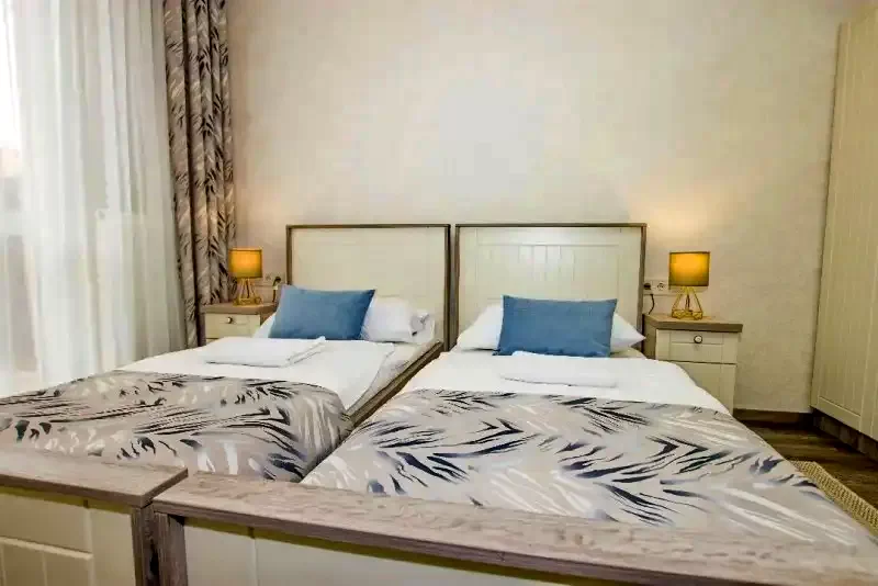  Cazare | Motel (K0770-7) Imaginea poate fi supusă drepturilor de autor. Se recomandă contactarea titularului drepturilor.