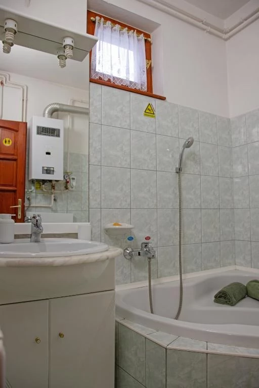 Jula Cazare | Sat de vacanță (K0010-10) Imaginea poate fi supusă drepturilor de autor. Se recomandă contactarea titularului drepturilor.