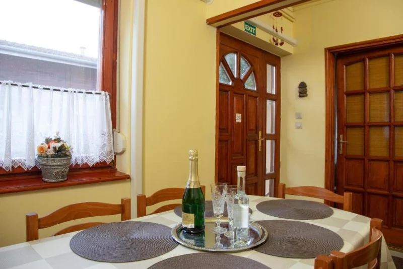 Jula Cazare | Sat de vacanță (K0010-13) Imaginea poate fi supusă drepturilor de autor. Se recomandă contactarea titularului drepturilor.