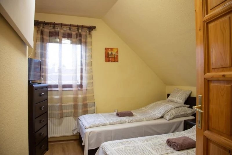 Jula Cazare | Sat de vacanță (K0010-20) Imaginea poate fi supusă drepturilor de autor. Se recomandă contactarea titularului drepturilor.