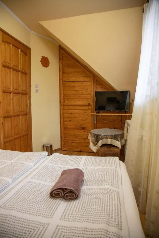 Jula Cazare | Sat de vacanță (K0010-22) Imaginea poate fi supusă drepturilor de autor. Se recomandă contactarea titularului drepturilor.