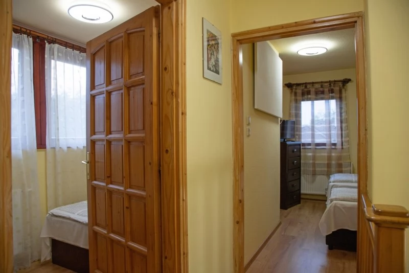 Jula Cazare | Sat de vacanță (K0010-32) Imaginea poate fi supusă drepturilor de autor. Se recomandă contactarea titularului drepturilor.