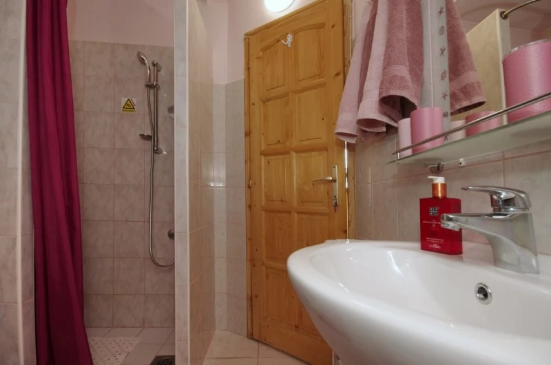 Jula Cazare | Sat de vacanță (K0010-35) Imaginea poate fi supusă drepturilor de autor. Se recomandă contactarea titularului drepturilor.