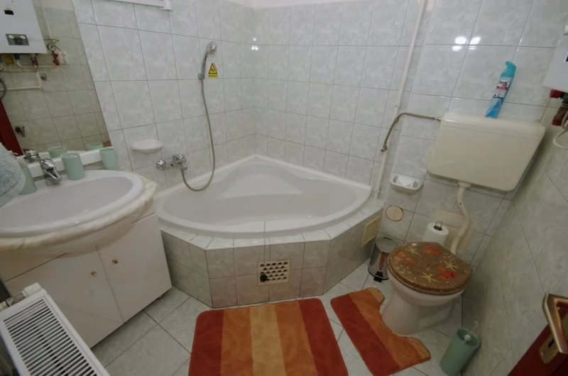 Jula Cazare | Sat de vacanță (K0010-36) Imaginea poate fi supusă drepturilor de autor. Se recomandă contactarea titularului drepturilor.