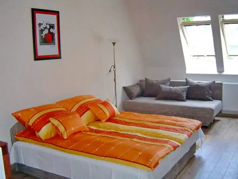  Cazare | Casă de apartamente (K1054-10) Imaginea poate fi supusă drepturilor de autor. Se recomandă contactarea titularului drepturilor.