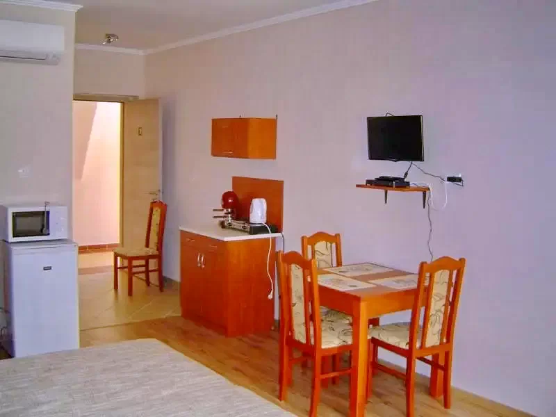  Cazare | Casă de apartamente (K1054-13) Imaginea poate fi supusă drepturilor de autor. Se recomandă contactarea titularului drepturilor.