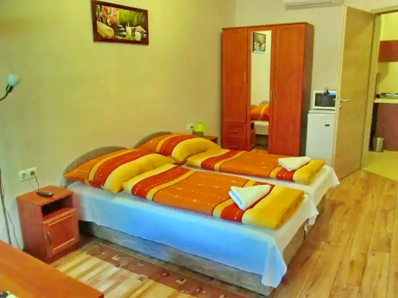  Cazare | Casă de apartamente (K1054-16) Imaginea poate fi supusă drepturilor de autor. Se recomandă contactarea titularului drepturilor.