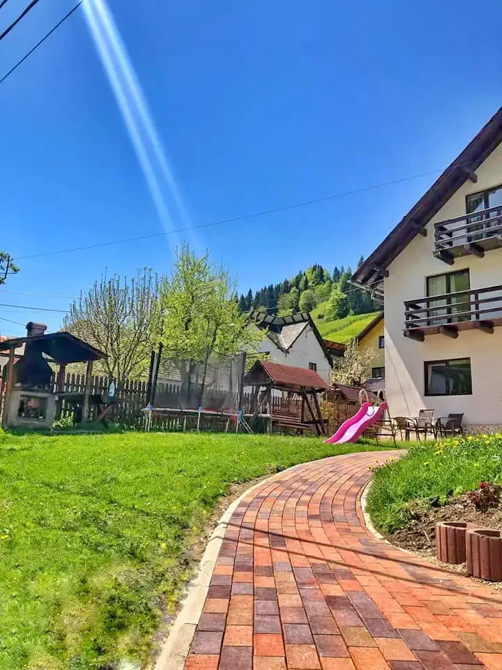 Moieciu de Sus Cazare | Motel (K1376-8) Imaginea poate fi supusă drepturilor de autor. Se recomandă contactarea titularului drepturilor.