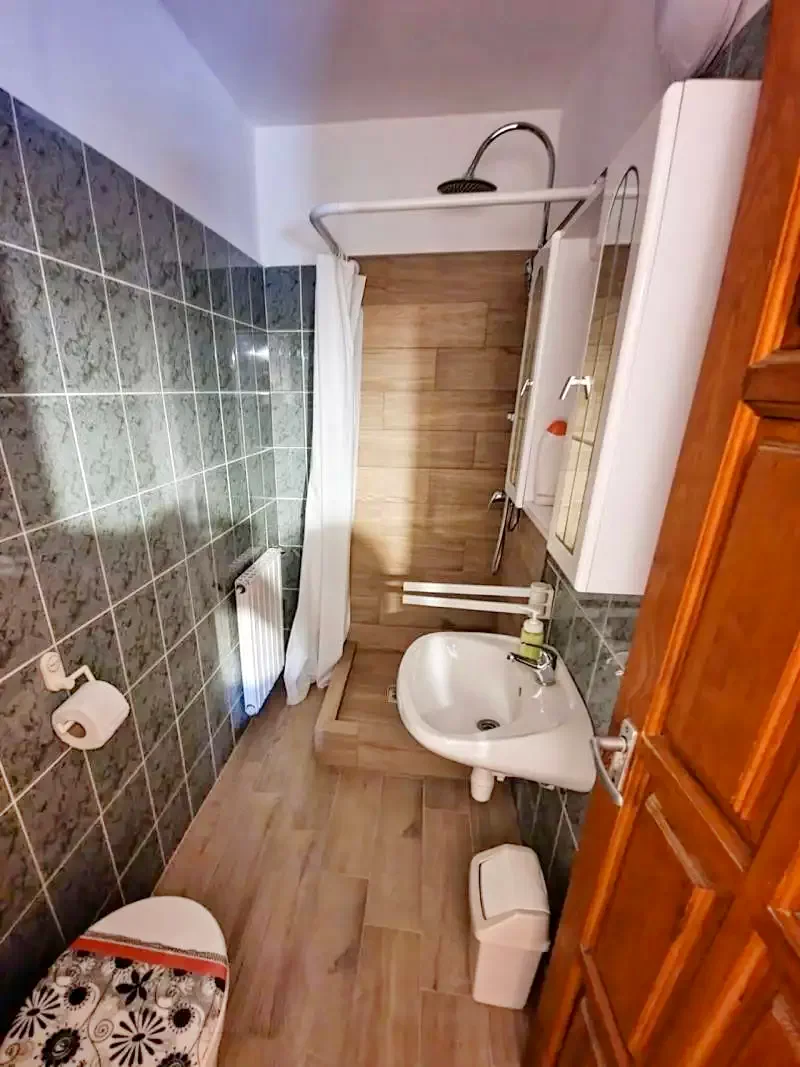  Cazare | Motel (K0682-12) Imaginea poate fi supusă drepturilor de autor. Se recomandă contactarea titularului drepturilor.