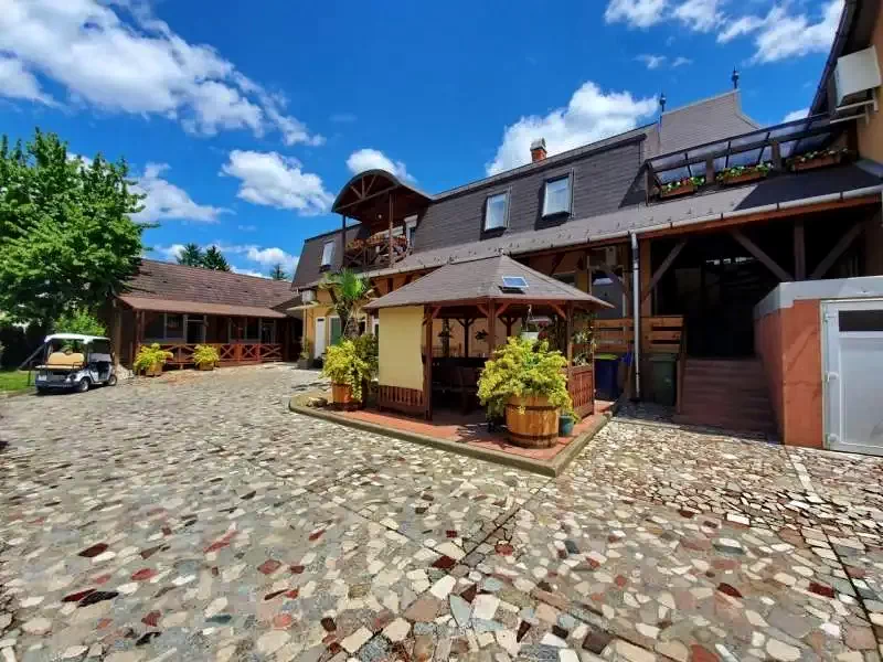 Nyírbátor Cazare | Motel (K0682-39) Imaginea poate fi supusă drepturilor de autor. Se recomandă contactarea titularului drepturilor.