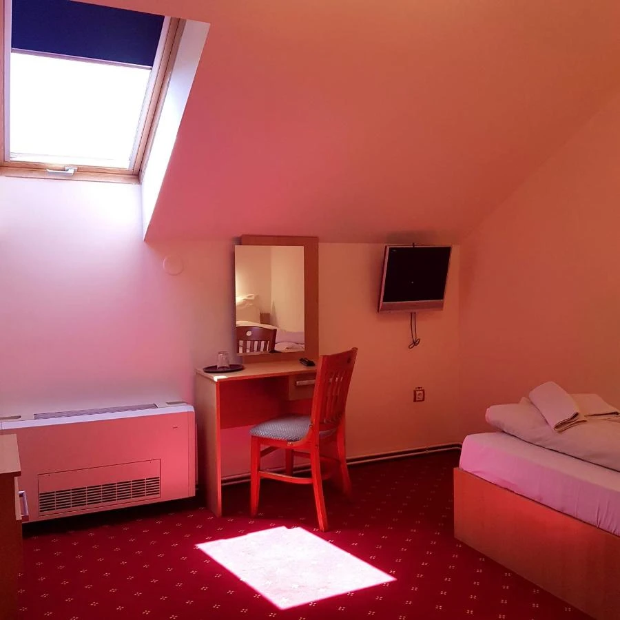 Găiești Cazare | Hotel*** (K0661-32) Imaginea poate fi supusă drepturilor de autor. Se recomandă contactarea titularului drepturilor.