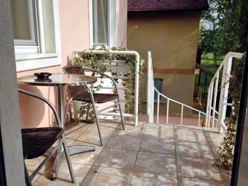  Cazare | Casă de apartamente (K0914-6) Imaginea poate fi supusă drepturilor de autor. Se recomandă contactarea titularului drepturilor.