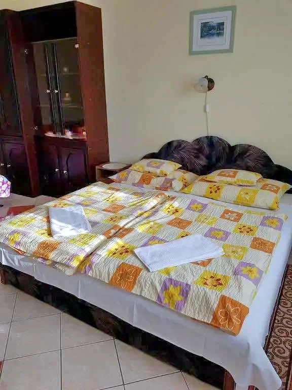  Cazare | Casă de apartamente (K0914-24) Imaginea poate fi supusă drepturilor de autor. Se recomandă contactarea titularului drepturilor.