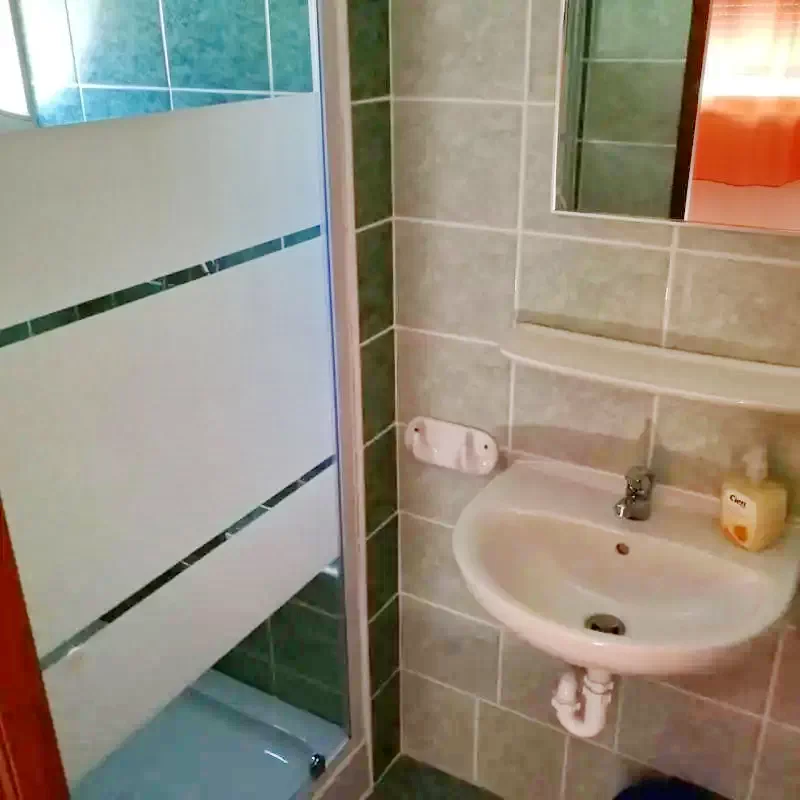  Cazare | Casă de apartamente (K1126-14) Imaginea poate fi supusă drepturilor de autor. Se recomandă contactarea titularului drepturilor.