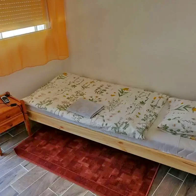  Cazare | Casă de apartamente (K1126-15) Imaginea poate fi supusă drepturilor de autor. Se recomandă contactarea titularului drepturilor.