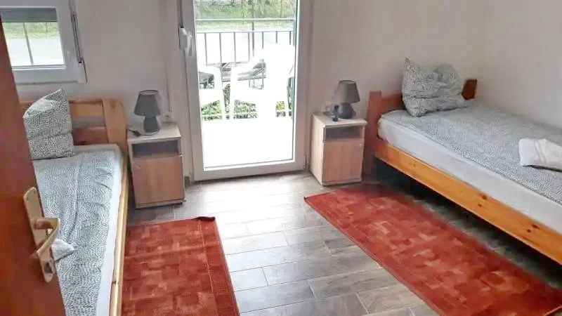 Balatonszemes Szállás | Apartmanház (K1126-37) A kép szerzői jogvédelem alatt állhat. Javasolt a kapcsolatfelvétel a jog tulajdonossal.