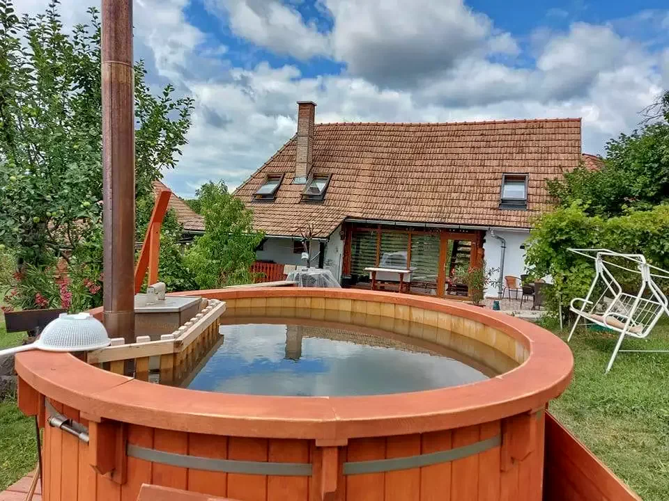 Siklód Szállás | Üdülőfalu (K1228-26) A kép szerzői jogvédelem alatt állhat. Javasolt a kapcsolatfelvétel a jog tulajdonossal.