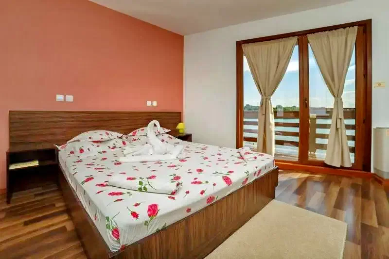 Tulcea Cazare | Pensiune turistică (K1309-32) Imaginea poate fi supusă drepturilor de autor. Se recomandă contactarea titularului drepturilor.