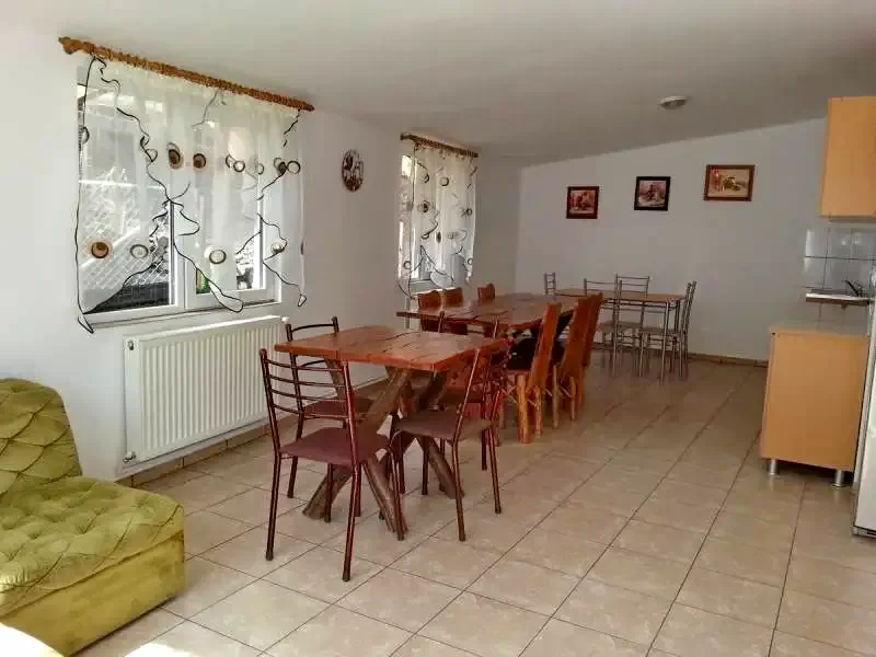 Cârțișoara Cazare | Motel (K0459-2) Imaginea poate fi supusă drepturilor de autor. Se recomandă contactarea titularului drepturilor.