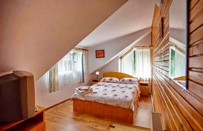 Cârțișoara Cazare | Motel (K0459-9) Imaginea poate fi supusă drepturilor de autor. Se recomandă contactarea titularului drepturilor.