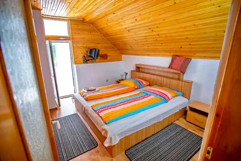 Cârțișoara Cazare | Motel (K0459-20) Imaginea poate fi supusă drepturilor de autor. Se recomandă contactarea titularului drepturilor.