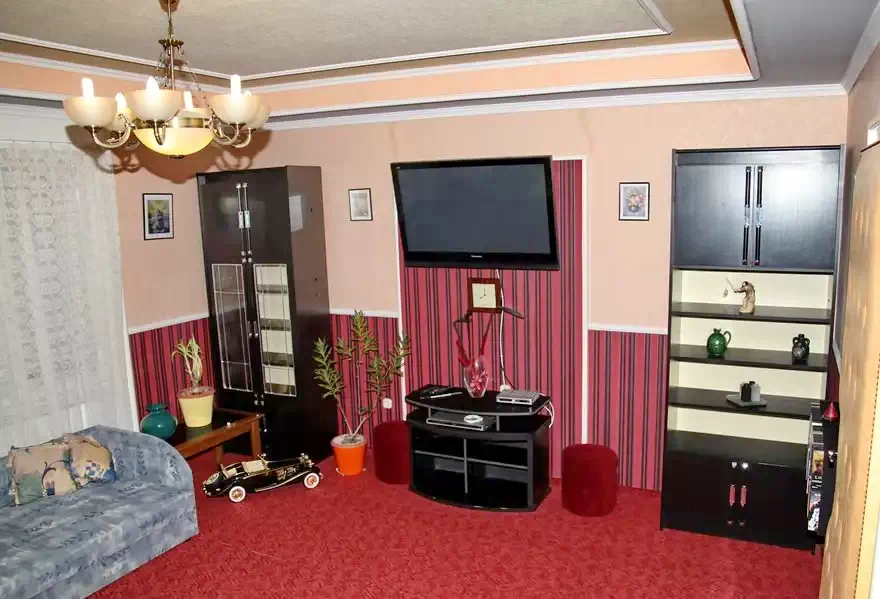  Cazare | Sat de vacanță (K0261-7) Imaginea poate fi supusă drepturilor de autor. Se recomandă contactarea titularului drepturilor.