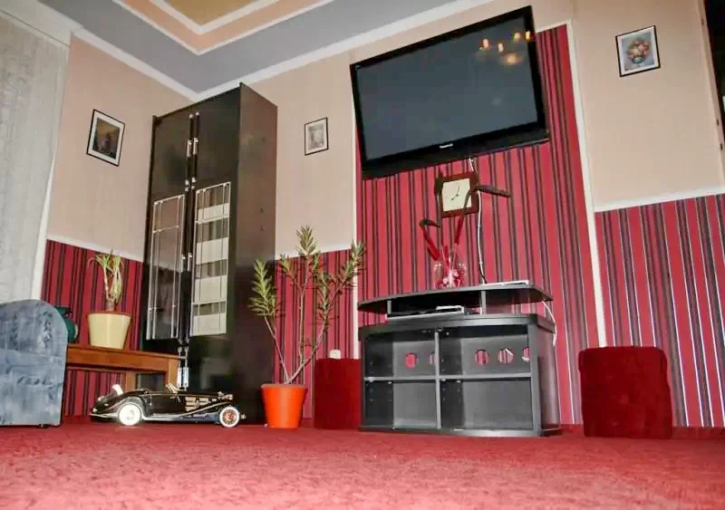  Cazare | Sat de vacanță (K0261-8) Imaginea poate fi supusă drepturilor de autor. Se recomandă contactarea titularului drepturilor.