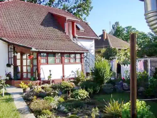 Jula Cazare | Sat de vacanță (K0398-8) Imaginea poate fi supusă drepturilor de autor. Se recomandă contactarea titularului drepturilor.