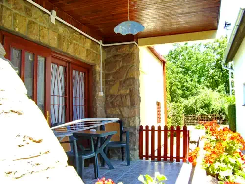  Cazare | Sat de vacanță (K0670-1) Imaginea poate fi supusă drepturilor de autor. Se recomandă contactarea titularului drepturilor.