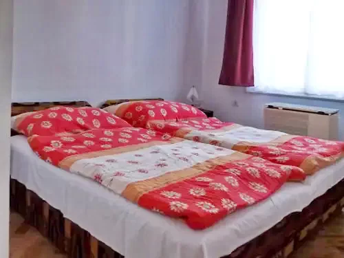  Cazare | Sat de vacanță (K0670-2) Imaginea poate fi supusă drepturilor de autor. Se recomandă contactarea titularului drepturilor.