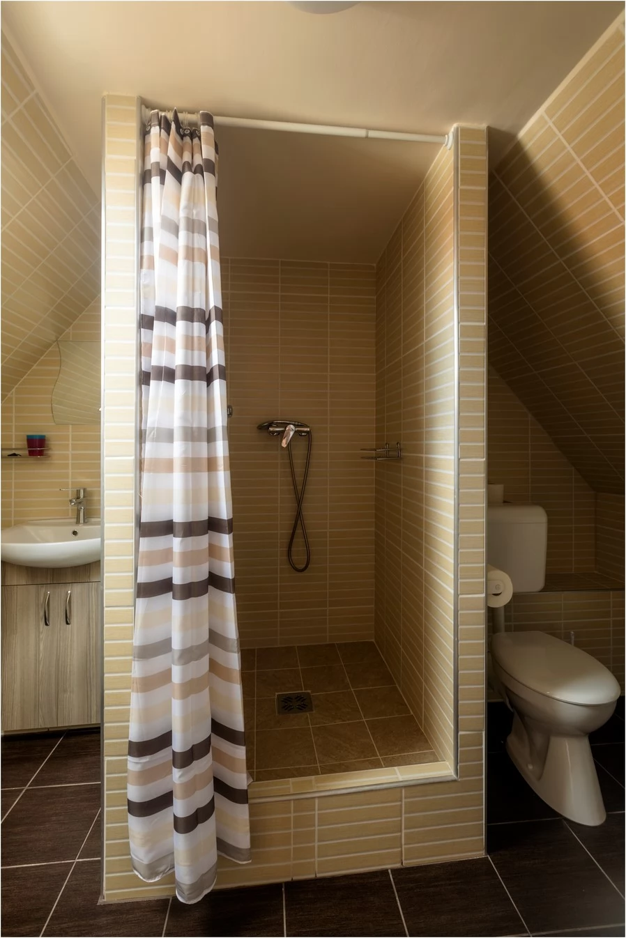  Cazare | Motel (K0690-23) Imaginea poate fi supusă drepturilor de autor. Se recomandă contactarea titularului drepturilor.