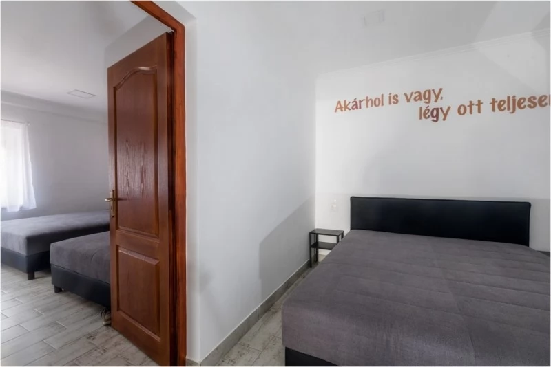  Cazare | Motel (K0690-37) Imaginea poate fi supusă drepturilor de autor. Se recomandă contactarea titularului drepturilor.