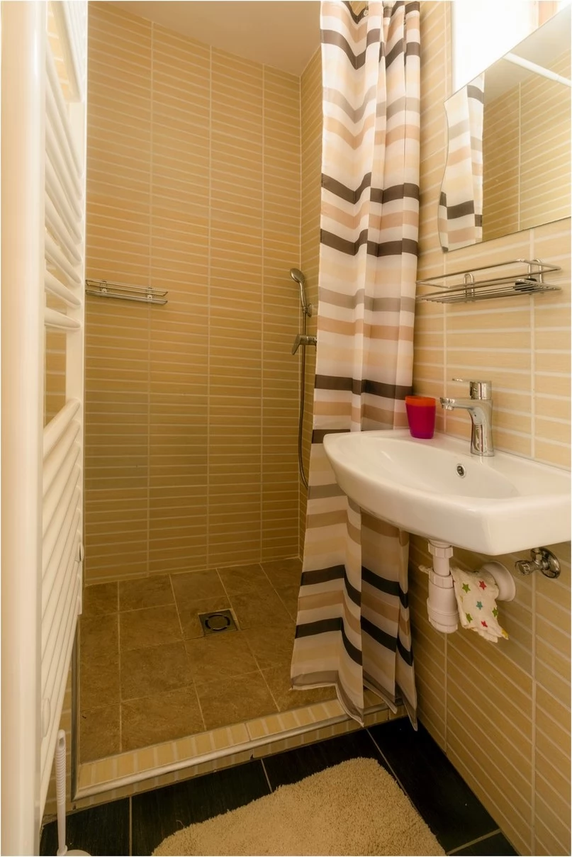  Cazare | Motel (K0690-49) Imaginea poate fi supusă drepturilor de autor. Se recomandă contactarea titularului drepturilor.