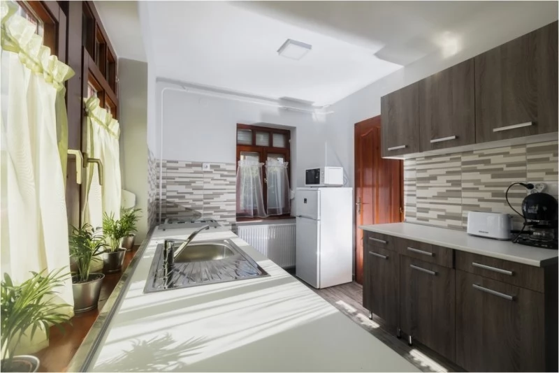  Cazare | Motel (K0690-51) Imaginea poate fi supusă drepturilor de autor. Se recomandă contactarea titularului drepturilor.