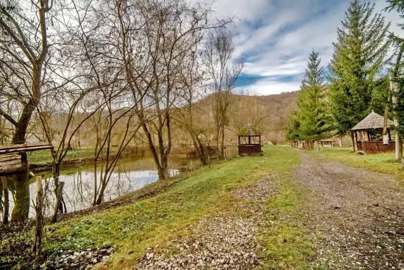 Sighișoara Cazare | Căsuțe tip camping (K1269-13) Imaginea poate fi supusă drepturilor de autor. Se recomandă contactarea titularului drepturilor.