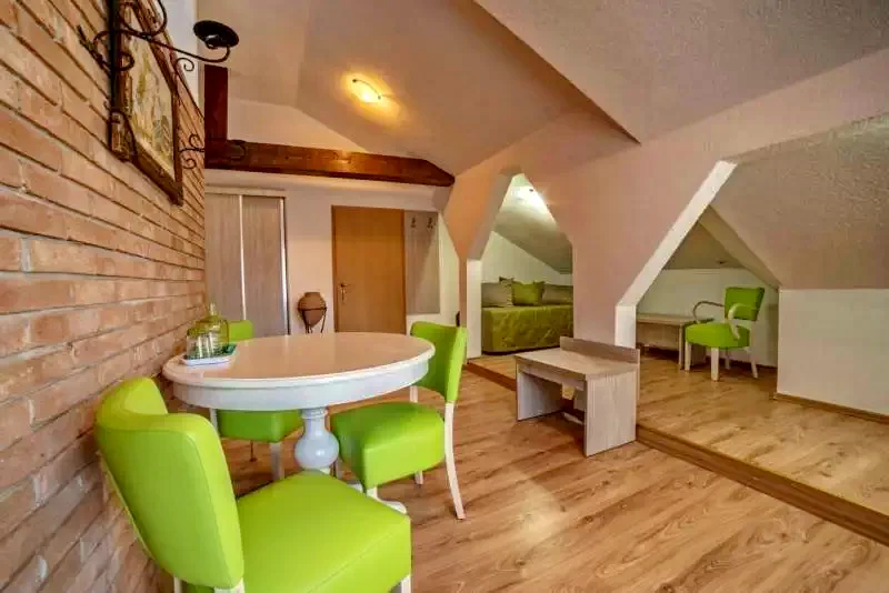 Sighișoara Cazare | Căsuțe tip camping (K1269-29) Imaginea poate fi supusă drepturilor de autor. Se recomandă contactarea titularului drepturilor.