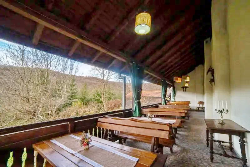 Segesvár Szállás | Kemping faházak (K1269-38) A kép szerzői jogvédelem alatt állhat. Javasolt a kapcsolatfelvétel a jog tulajdonossal.