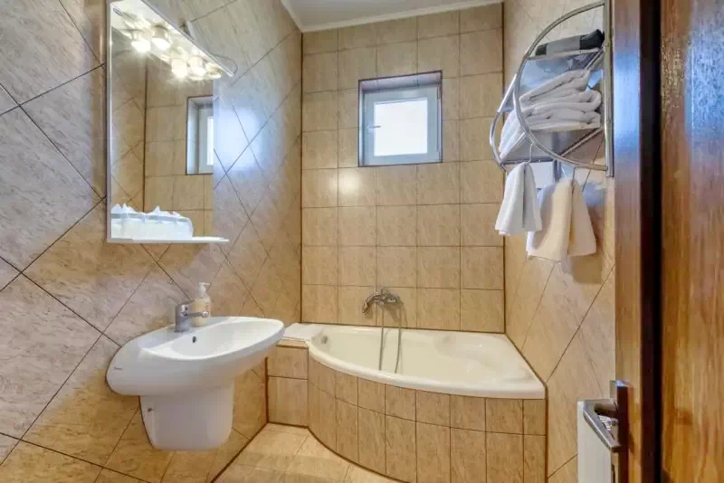 Sighișoara Cazare | Hotel*** (K1384-18) Imaginea poate fi supusă drepturilor de autor. Se recomandă contactarea titularului drepturilor.