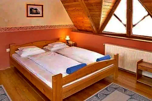 Mișcolț Cazare | Căsuțe tip camping (K0868-1) Imaginea poate fi supusă drepturilor de autor. Se recomandă contactarea titularului drepturilor.