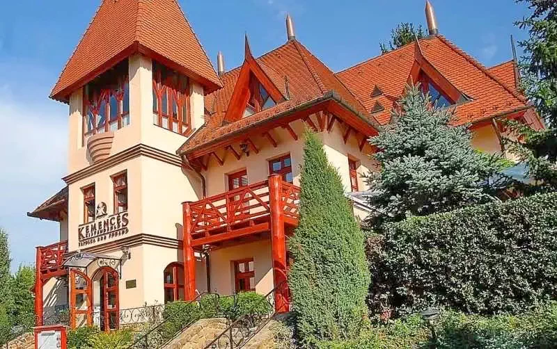 Mișcolț Cazare | Căsuțe tip camping (K0868-6) Imaginea poate fi supusă drepturilor de autor. Se recomandă contactarea titularului drepturilor.