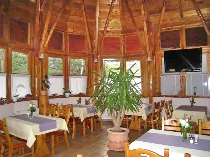 Mișcolț Cazare | Căsuțe tip camping (K0868-20) Imaginea poate fi supusă drepturilor de autor. Se recomandă contactarea titularului drepturilor.