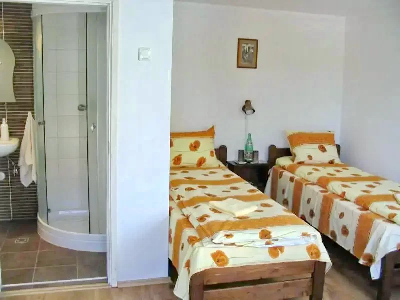 Mugeni Cazare | Motel (K0634-17) Imaginea poate fi supusă drepturilor de autor. Se recomandă contactarea titularului drepturilor.