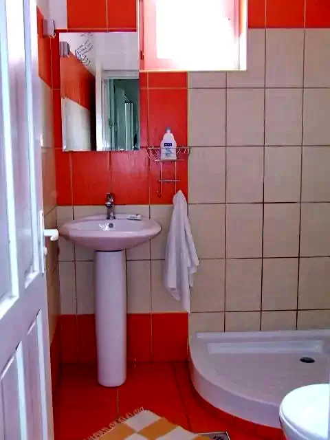 Mugeni Cazare | Motel (K0634-21) Imaginea poate fi supusă drepturilor de autor. Se recomandă contactarea titularului drepturilor.