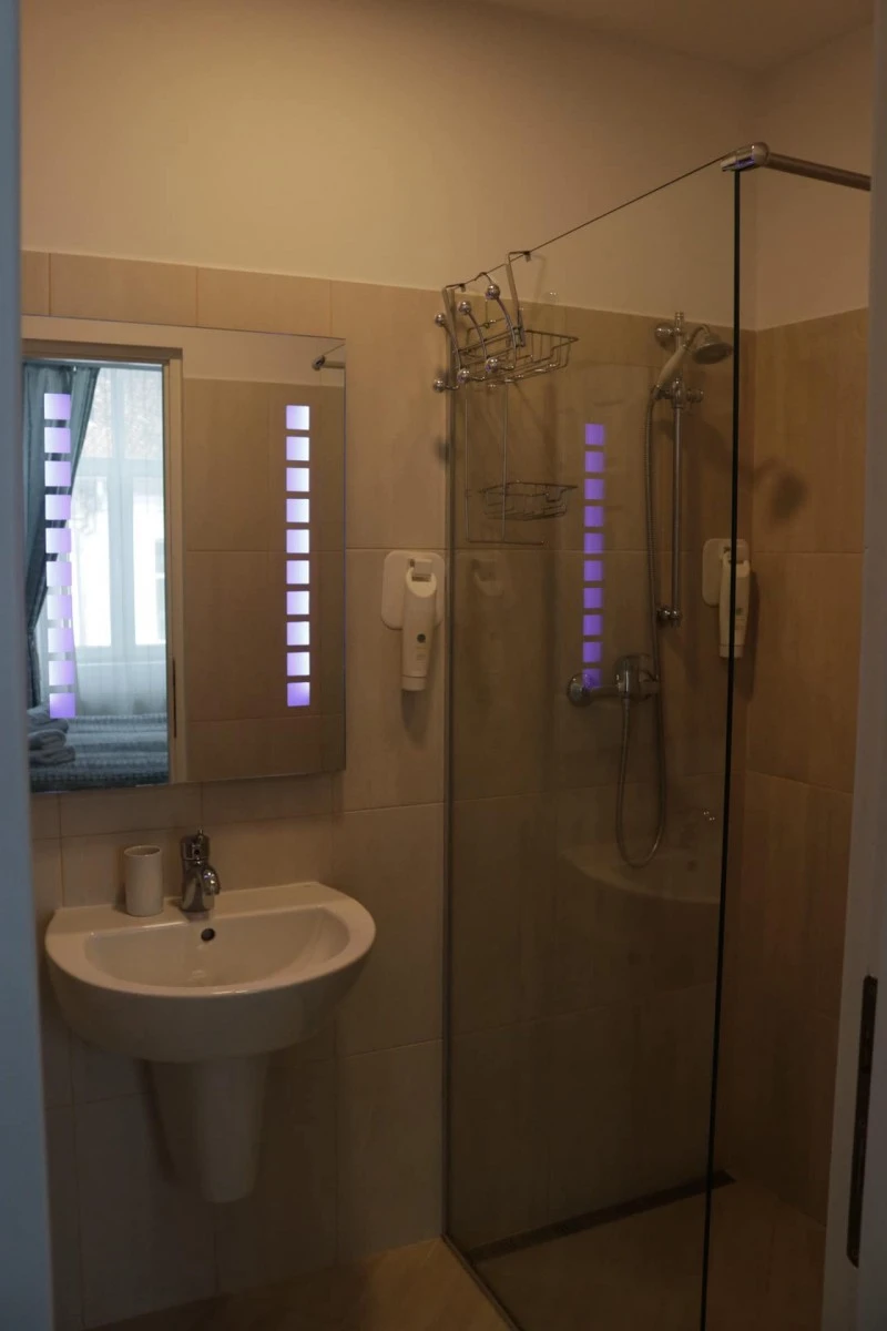 Brașov Cazare | Motel (K0079-7) Imaginea poate fi supusă drepturilor de autor. Se recomandă contactarea titularului drepturilor.