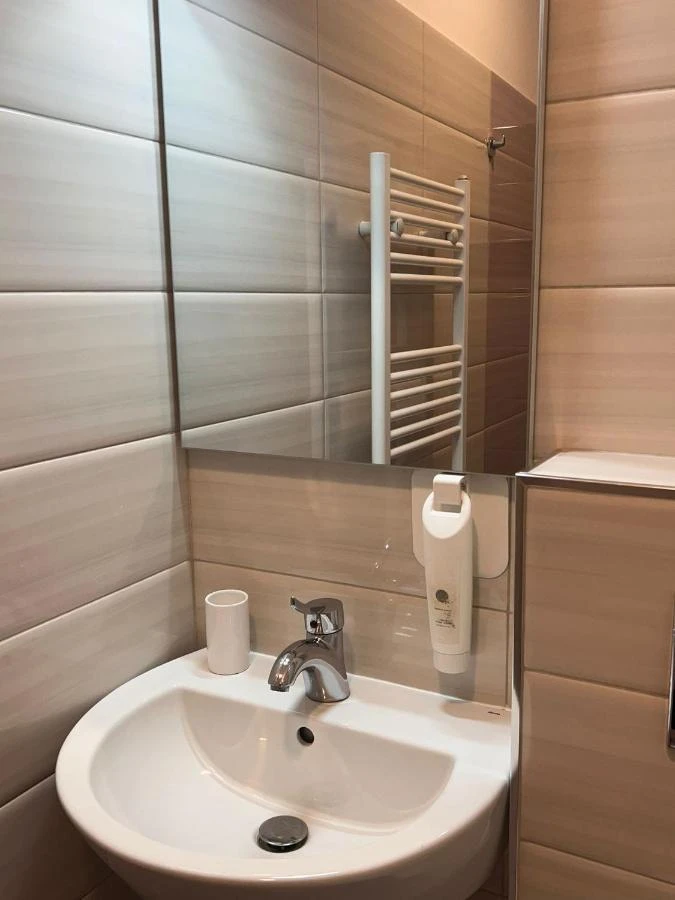 Brașov Cazare | Motel (K0079-9) Imaginea poate fi supusă drepturilor de autor. Se recomandă contactarea titularului drepturilor.