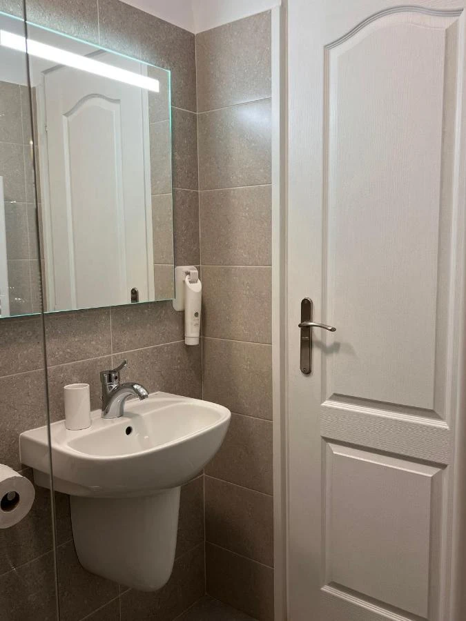 Brassó Szállás | Motel (K0079-40) A kép szerzői jogvédelem alatt állhat. Javasolt a kapcsolatfelvétel a jog tulajdonossal.