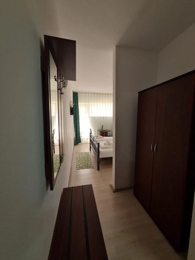 Văliug Cazare | Hotel** (K1539-22) Imaginea poate fi supusă drepturilor de autor. Se recomandă contactarea titularului drepturilor.