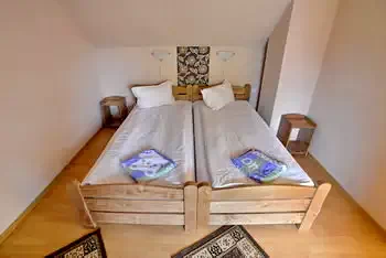 Bisericani Cazare | Motel (K0480-12) Imaginea poate fi supusă drepturilor de autor. Se recomandă contactarea titularului drepturilor.