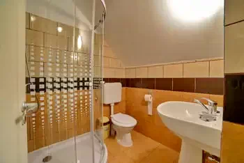 Bisericani Cazare | Motel (K0480-16) Imaginea poate fi supusă drepturilor de autor. Se recomandă contactarea titularului drepturilor.