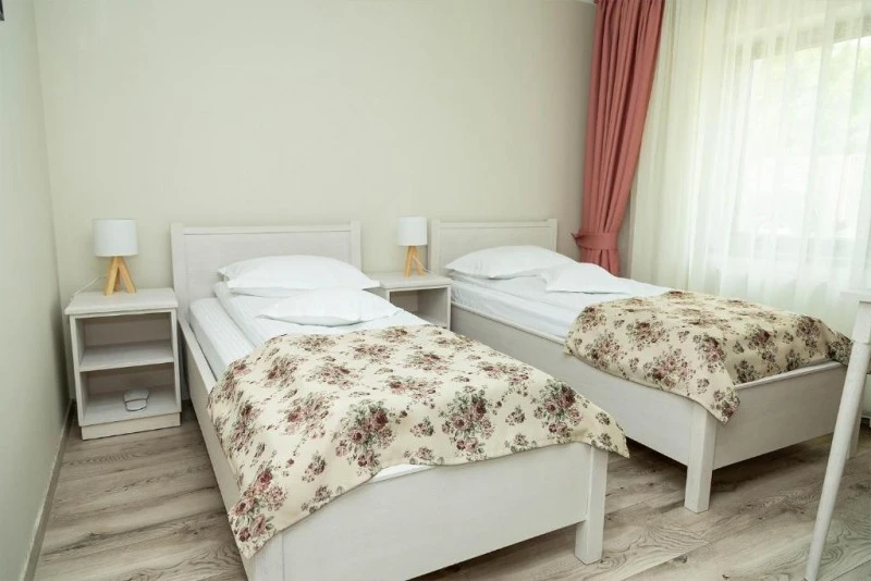 Reghin Cazare | Motel (K1541-20) Imaginea poate fi supusă drepturilor de autor. Se recomandă contactarea titularului drepturilor.